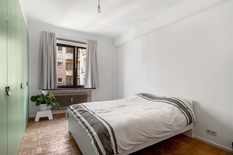 ANTWERPEN - Britselei: Mooi, karaktervol en zonnig GEMEUBELD hoekappartement met 2 slaapkamers op toplocatie 

Beleef het bruisende Antwerpse stadsleven op zijn best in dit licht en sfeervol ingericht appartement op de 4° verdieping van een statig gebo