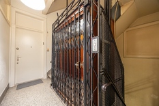 ANTWERPEN - Belgiëlei: Prachtig appartement van ca 230m² met 4 slaapkamers, 2 badkamers + P. EPC-score C.
BESCHRIJVING:
Het appartement is gelegen in een gebouw respectievelijk in art-deco- en beaux-artsstijl, naar een ontwerp door de architect Fr