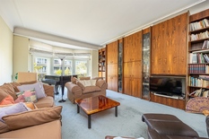 ANTWERPEN - Belgiëlei: Prachtig appartement van ca 230m² met 4 slaapkamers, 2 badkamers + P. EPC-score C.
BESCHRIJVING:
Het appartement is gelegen in een gebouw respectievelijk in art-deco- en beaux-artsstijl, naar een ontwerp door de architect Fr