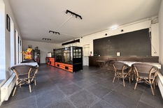 ANTWERPEN - Expo: Handelsgelijkvloers in hoekpand met garage op toplocatie.
In het hartje van de Expo-wijk bevindt zich dit perfect handelsgelijkvloers op uitmuntende ligging (hoek Camille Huysmanslaan/Volhardingsstraat)
Het gelijkvloers is op nat