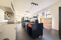 ANTWERPEN - Expo: Handelsgelijkvloers in hoekpand met garage op toplocatie.
In het hartje van de Expo-wijk bevindt zich dit perfect handelsgelijkvloers op uitmuntende ligging (hoek Camille Huysmanslaan/Volhardingsstraat)
Het gelijkvloers is op nat