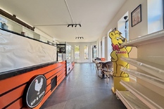 ANTWERPEN - Expo: Handelsgelijkvloers in hoekpand met garage op toplocatie.
In het hartje van de Expo-wijk bevindt zich dit perfect handelsgelijkvloers op uitmuntende ligging (hoek Camille Huysmanslaan/Volhardingsstraat)
Het gelijkvloers is op nat