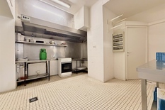 ANTWERPEN - Expo: Handelsgelijkvloers in hoekpand met garage op toplocatie.
In het hartje van de Expo-wijk bevindt zich dit perfect handelsgelijkvloers op uitmuntende ligging (hoek Camille Huysmanslaan/Volhardingsstraat)
Het gelijkvloers is op nat