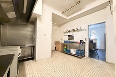 ANTWERPEN - Expo: Handelsgelijkvloers in hoekpand met garage op toplocatie.
In het hartje van de Expo-wijk bevindt zich dit perfect handelsgelijkvloers op uitmuntende ligging (hoek Camille Huysmanslaan/Volhardingsstraat)
Het gelijkvloers is op nat