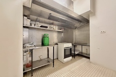 ANTWERPEN - Expo: Handelsgelijkvloers in hoekpand met garage op toplocatie.
In het hartje van de Expo-wijk bevindt zich dit perfect handelsgelijkvloers op uitmuntende ligging (hoek Camille Huysmanslaan/Volhardingsstraat)
Het gelijkvloers is op nat