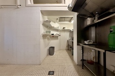 ANTWERPEN - Expo: Handelsgelijkvloers in hoekpand met garage op toplocatie.
In het hartje van de Expo-wijk bevindt zich dit perfect handelsgelijkvloers op uitmuntende ligging (hoek Camille Huysmanslaan/Volhardingsstraat)
Het gelijkvloers is op nat
