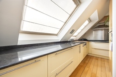 WILRIJK – Nachtegalenhof: Sublieme penthouse met 3 slaapkamers, 2 terrassen en autostaanplaats
BESCHRIJVING :
Dit aangename dakappartement bevindt zich op een gegeerde, residentiële locatie in het Nachtegalenhof.
Verzorgde inkomhal met gastent