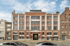 ANTWERPEN - Eilandje : Instapklare industriële loft met terras en autostaanplaats (EPC-A)
BESCHRIJVING :
Deze instapklare loft van ca 160 m² bevindt zich op de 3° verdieping van een karaktervol voormalig pakhuis in Antwerpen.
Vooraan bevindt zic