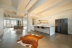ANTWERPEN - Eilandje : Instapklare industriële loft met terras en autostaanplaats (EPC-A)
BESCHRIJVING :
Deze instapklare loft van ca 160 m² bevindt zich op de 3° verdieping van een karaktervol voormalig pakhuis in Antwerpen.
Vooraan bevindt zic