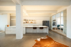 ANTWERPEN - Eilandje : Instapklare industriële loft met terras en autostaanplaats (EPC-A)
BESCHRIJVING :
Deze instapklare loft van ca 160 m² bevindt zich op de 3° verdieping van een karaktervol voormalig pakhuis in Antwerpen.
Vooraan bevindt zic