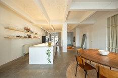 ANTWERPEN - Eilandje : Instapklare industriële loft met terras en autostaanplaats (EPC-A)
BESCHRIJVING :
Deze instapklare loft van ca 160 m² bevindt zich op de 3° verdieping van een karaktervol voormalig pakhuis in Antwerpen.
Vooraan bevindt zic