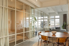 ANTWERPEN - Eilandje : Instapklare industriële loft met terras en autostaanplaats (EPC-A)
BESCHRIJVING :
Deze instapklare loft van ca 160 m² bevindt zich op de 3° verdieping van een karaktervol voormalig pakhuis in Antwerpen.
Vooraan bevindt zic