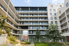 ANTWERPEN – Noord: Stijlvol nieuwbouwappartement met 2 slaapkamers en autostaanplaats.
BESCHRIJVING :
In het moderne nieuwbouwproject De Groene Poort, gelegen in de bruisende Slachthuisbuurt in Antwerpen, bevindt zich dit lichtrijke en volledig a