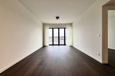 ANTWERPEN – Noord: Stijlvol nieuwbouwappartement met 2 slaapkamers en autostaanplaats.
BESCHRIJVING :
In het moderne nieuwbouwproject De Groene Poort, gelegen in de bruisende Slachthuisbuurt in Antwerpen, bevindt zich dit lichtrijke en volledig a