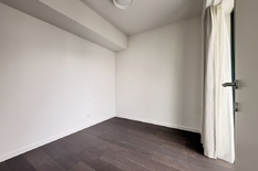 ANTWERPEN – Noord: Stijlvol nieuwbouwappartement met 2 slaapkamers en autostaanplaats.
BESCHRIJVING :
In het moderne nieuwbouwproject De Groene Poort, gelegen in de bruisende Slachthuisbuurt in Antwerpen, bevindt zich dit lichtrijke en volledig a