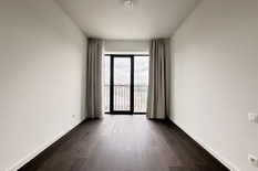 ANTWERPEN – Noord: Stijlvol nieuwbouwappartement met 2 slaapkamers en autostaanplaats.
BESCHRIJVING :
In het moderne nieuwbouwproject De Groene Poort, gelegen in de bruisende Slachthuisbuurt in Antwerpen, bevindt zich dit lichtrijke en volledig a