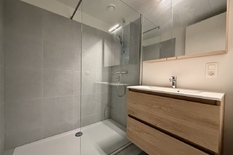 ANTWERPEN – Noord: Stijlvol nieuwbouwappartement met 2 slaapkamers en autostaanplaats.
BESCHRIJVING :
In het moderne nieuwbouwproject De Groene Poort, gelegen in de bruisende Slachthuisbuurt in Antwerpen, bevindt zich dit lichtrijke en volledig a