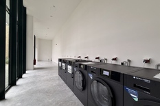 ANTWERPEN – Noord: Stijlvol nieuwbouwappartement met 2 slaapkamers en autostaanplaats.
BESCHRIJVING :
In het moderne nieuwbouwproject De Groene Poort, gelegen in de bruisende Slachthuisbuurt in Antwerpen, bevindt zich dit lichtrijke en volledig a